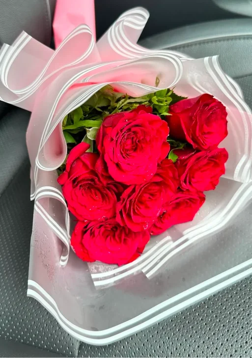 7 Rose Bouquet with Gypsy – Send Flowers to Nepal