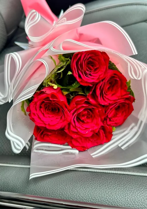 7 Rose Bouquet with Gypsy – Send Flowers to Nepal