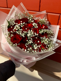 20 rose bouquet with gyspys