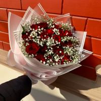 20 rose bouquet with gyspys